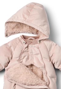 Różowy kombinezon zimowy dla niemowląt z teksturowaną warstwą zewnętrzną, puszystą podszewką, zatrzaskami i przymocowanym kapturem z miękką, jasną podszewką.