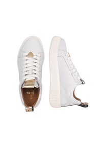 Białe skórzane sneakersy z zaokrąglonym noskiem, teksturowanymi panelami bocznymi oraz złotym akcentem w kształcie serca na języku. Gumowe podeszwy z żłobionym wzorem.