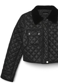 Veste en cuir noire courte avec texture matelassée en diamants, une poche à boutons et un col contrasté. Détails en métal argenté présents.