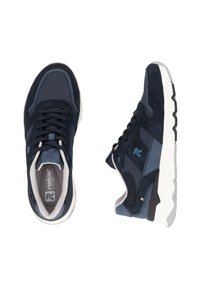 Mörkblå träningsskor i mocka och mesh, med rundad tå, snörningsdesign och en strukturerad yttersula med en vit mellansula.