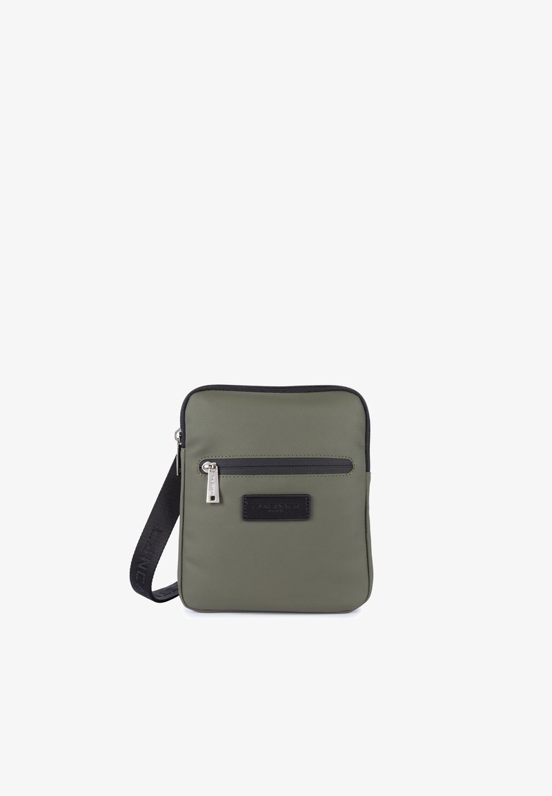 Borsa a tracolla quadrata verde oliva realizzata in materiale sintetico, dotata di una tasca con zip sul davanti e dettagli in metallo nero.