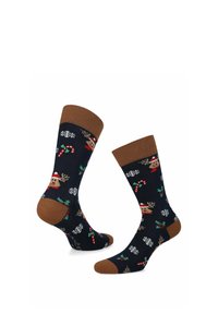 Granatowe skarpetki z brązowymi mankietami, piętami i palcami, ozdobione wzorami świątecznymi z reniferami, laseczkami cukrowymi, ostrokrzewem i płatkami śniegu.