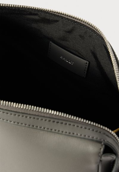 Bally MYTHOS CROSS - Ülerinna-kott - mid grey