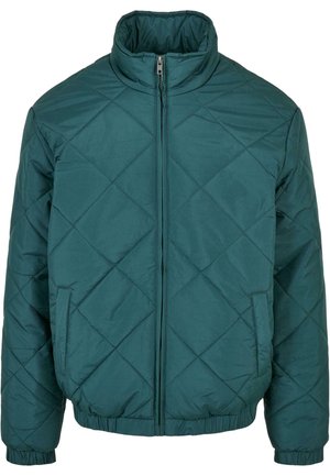 Teal quiltet jakke med høy krage, full glidelås foran, og elastiske mansjetter og kant. Har sidelommer og diamantmønster broderi.