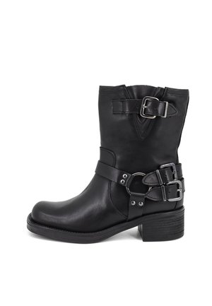 Stivali ankle neri in pelle con punta tonda, fibbie laterali, una fascia testurizzata e un tacco basso impilato. Superficie liscia con dettagli metallici.