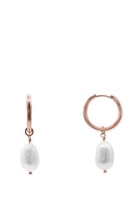 Roségull hoop-øreringer med en blank hvit perledropp. Designet har en jevn, rund form og en polert overflate.