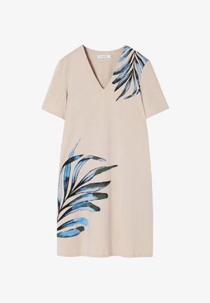 Beige kort leren jurk met korte mouwen en een V-hals, voorzien van een levendig blauw-groen bladmuster op de linker schouder en zijkant. Soepele stof textuur.