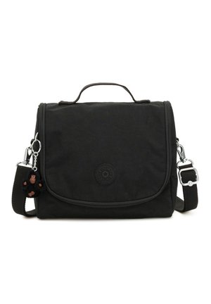Borsa nera con chiusura a pattina, realizzata in tessuto, con un logo circolare, tracolla regolabile e un piccolo charm a forma di scimmia attaccato.