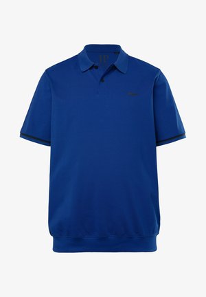Blauwe poloshirt met een kraag, korte mouwen, zwarte accenten op de manchetten en een logo op de borst gedrukt. Glad stoftextuur.