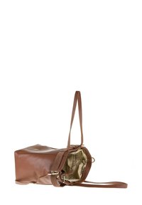 Sac en bandoulière en cuir marron avec un extérieur texturé, une sangle réglable et une doublure en tissu à motifs visible depuis le haut ouvert.