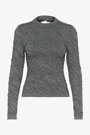 Ilgų rankovių, aukšto kaklo marškinėliai pagaminti iš tekstūruotos pilkos medžiagos su subtiliu blizgesiu. Yra liekno kirpimo ir sudėtingo įstrižo rašto.