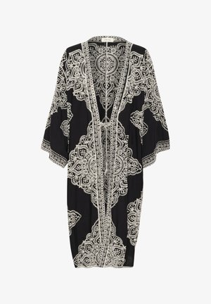 Veșmint negru de tip kimono, cu modele intricate de dantelă albă, mâneci slabe, deschidere frontală și închidere cu șnur. Material moale cu un design fluid.