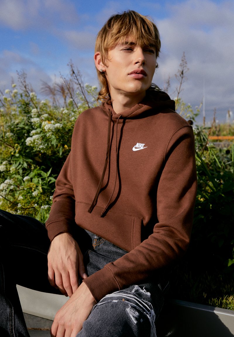 Nike Sportswear SPORTSWEAR CLUB FLEECE - Sweatshirt com capuz - braun/weiss