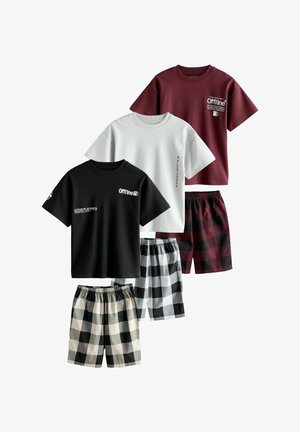 Trois t-shirts à manches courtes en noir, blanc et bordeaux avec l'inscription "Offline", assortis à des shorts à carreaux dans des motifs beige, gris et bordeaux.