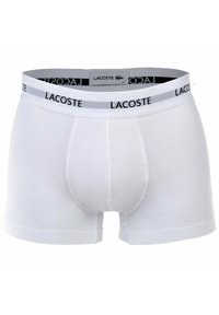 Białe bawełniane bokserki o dopasowanym kroju, elastyczny pas z czarnym logo "LACOSTE" oraz gładka faktura.