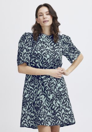 Kurzärmliges Kleid mit einem hellblauen und marineblauen abstrakten Muster, lockerer Passform und rundem Ausschnitt, aus atmungsaktivem Stoff gefertigt.