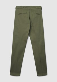 Pantaloni dritti verde oliva con due tasche a filetto posteriori e una linguetta per vita regolabile su uno sfondo neutro.