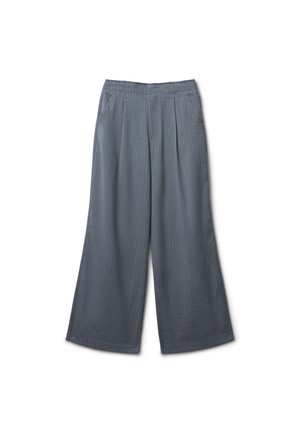 Pantaloni grigi a gamba larga realizzati in un tessuto testurizzato, con righe verticali e un design con pieghe nella parte frontale, dotati di una cintura elastica.