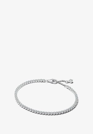 Braccialetto argentato con una catena di cristalli tondi e trasparenti, ciascuno incastonato in un supporto metallico, con chiusura a gancio e catena di estensione regolabile.