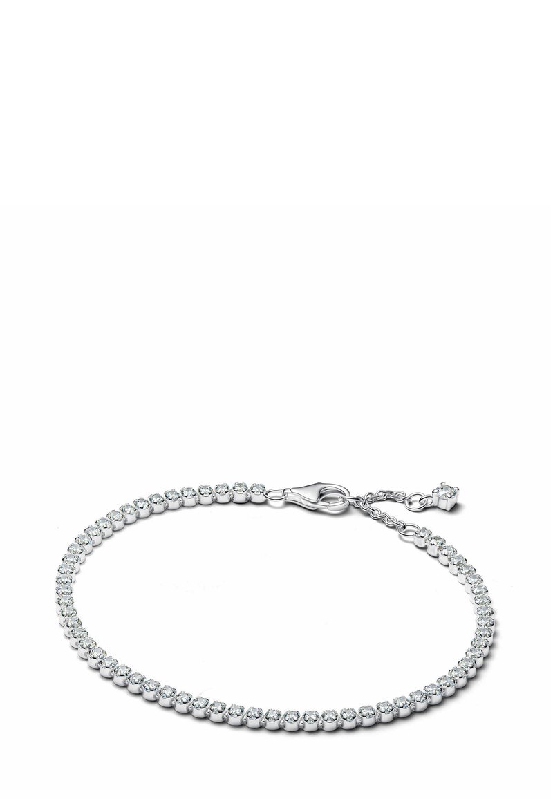 Braccialetto argentato con una catena di cristalli tondi e trasparenti, ciascuno incastonato in un supporto metallico, con chiusura a gancio e catena di estensione regolabile.