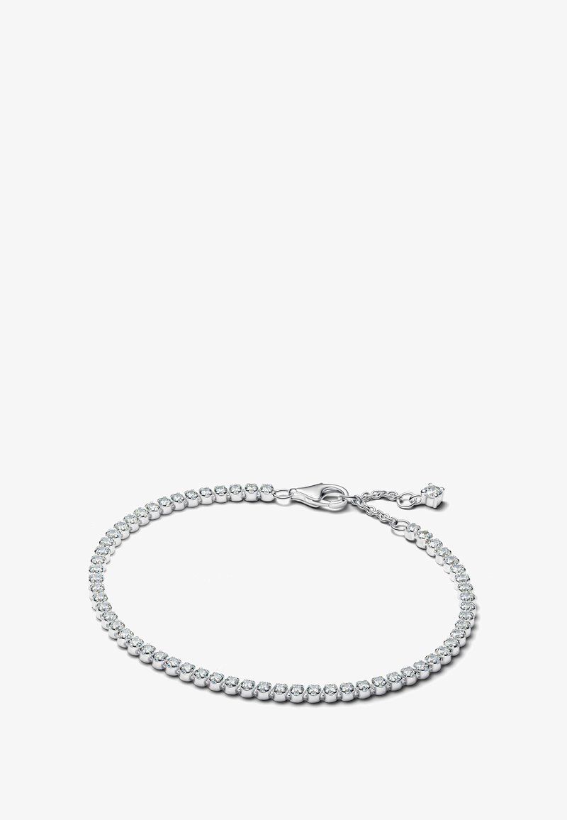 Braccialetto argentato con una catena di cristalli tondi e trasparenti, ciascuno incastonato in un supporto metallico, con chiusura a gancio e catena di estensione regolabile.