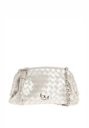 Piccola borsa a tracolla in pelle intrecciata argento con tracolla regolabile, dettaglio catena e emblematico logo metallico al centro anteriore.