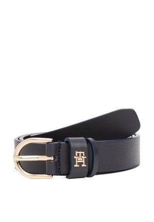 Zwarte leren riem met een goudkleurige afgeronde gesp en een klein gouden "TH" logo op de lus van de riem, opgerold op een witte achtergrond.