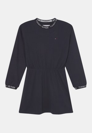 Granatowa sukienka z długim rękawem, okrągłym dekoltem, zebranym w pasie i detalem logo na rękawach. Miękka tkanina o gładkiej fakturze.