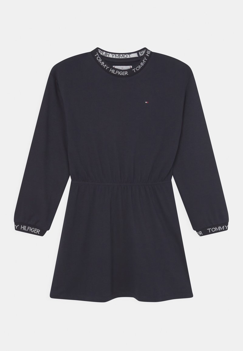 Granatowa sukienka z długim rękawem, okrągłym dekoltem, zebranym w pasie i detalem logo na rękawach. Miękka tkanina o gładkiej fakturze.