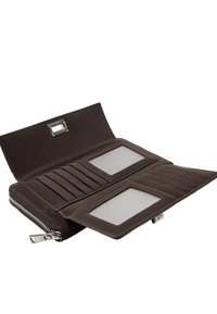 Brązowy skórzany portfel z zamknięciem na zamek błyskawiczny, wieloma miejscami na karty i dwoma przezroczystymi oknami na dowód osobisty. Teksturowane wnętrze i kontrastujące detale w szwie.