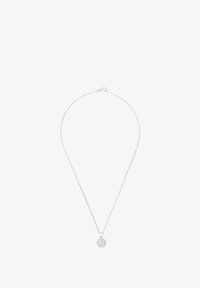 Collar de plata con un colgante circular que presenta una superficie texturizada y con diseño. La cadena es delicada y cuenta con un cierre de gancho.