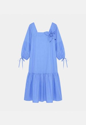Robe midi bleue avec encolure carrée, manches bouffantes nouées aux poignets, ourlet à volants et fleur en tissu décorative sur la poitrine.
