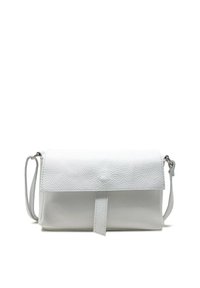 Borsa a tracolla bianca in pelle con finitura texturizzata, chiusura a patta piatta, tracolla regolabile e un sottile accento di una linguetta centrale.