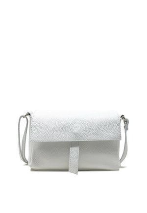 Borsa a tracolla bianca in pelle con finitura texturizzata, chiusura a patta piatta, tracolla regolabile e un sottile accento di una linguetta centrale.