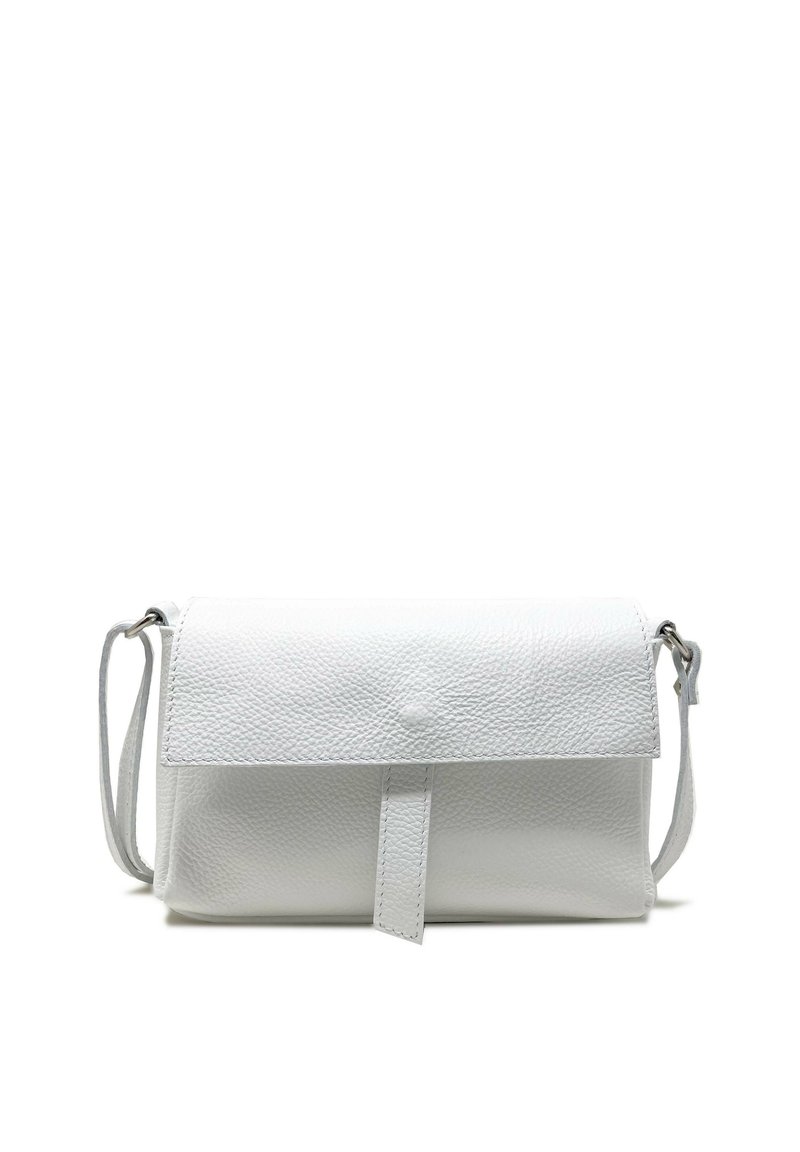 Borsa a tracolla bianca in pelle con finitura texturizzata, chiusura a patta piatta, tracolla regolabile e un sottile accento di una linguetta centrale.