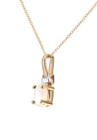 Collana d'oro con un pendente a forma di perla ovale incastonata con griffe, caratterizzata da una superficie liscia, sospesa a una delicata catena.