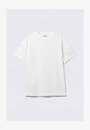 Bijela majica s kratkim rukavima izrađena od mekog pamuka. Ima okrugli izrez i opušteni kroj, s glatkom teksturom i čistim, neukrašenim dizajnom.