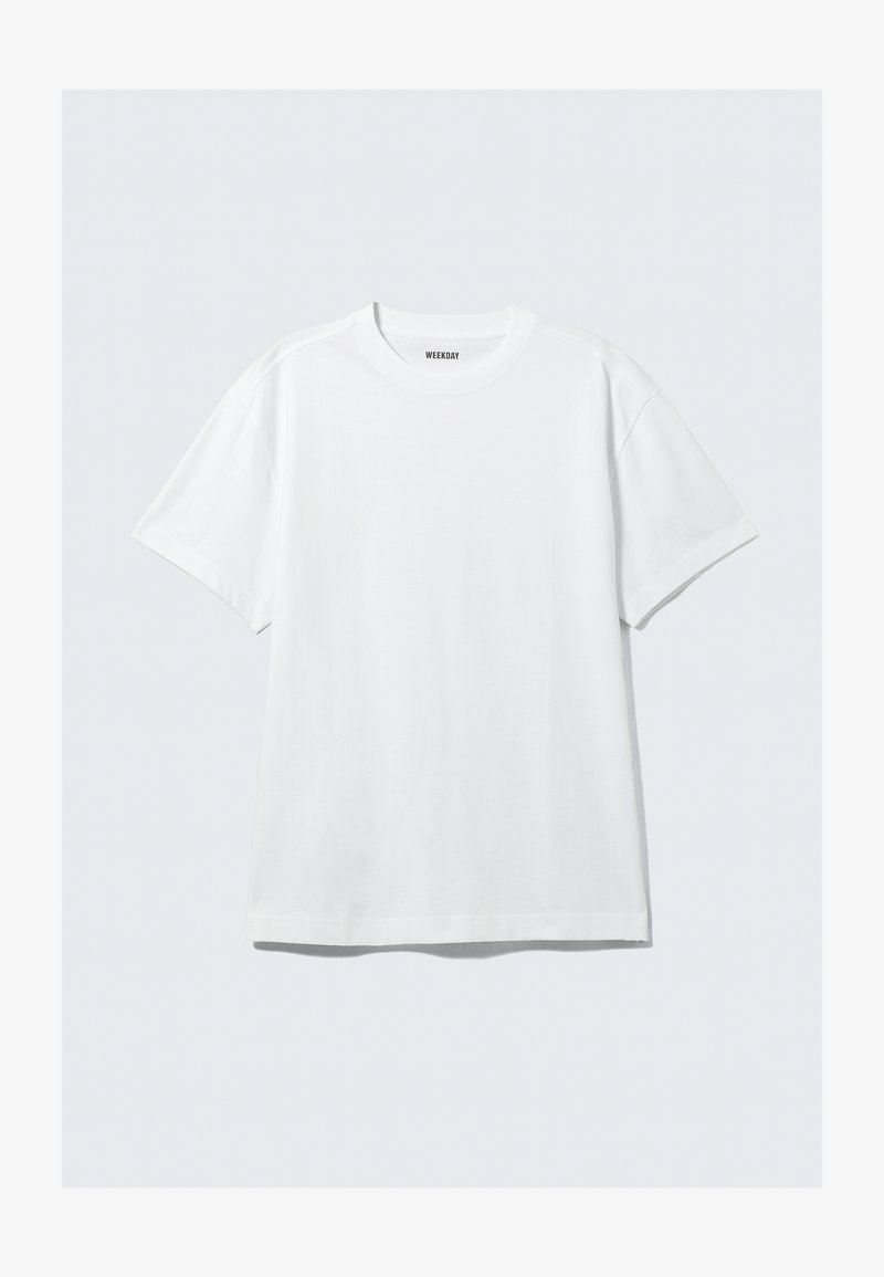 Biała krótko rękawek koszulka wykonana z miękkiej bawełny. Posiada okrągły dekolt i luźny krój, z gładką teksturą i prostym, nieozdobionym wzorem.