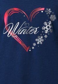 Granatowy t-shirt z czerwonym sercem i srebrnym napisem "It's Winter Time" oraz ozdobami w postaci płatków śniegu po bokach.