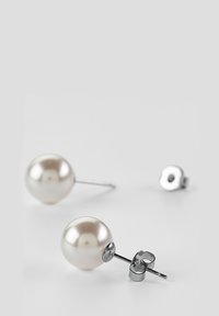Orecchini a perla a clip con superficie rotonda e lucida, con perni in argento e chiusure a farfalla. Colore bianco soffice con texture liscia.