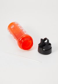 Orange plastvandflaske med hvid grafisk design, sort låg med en tud og en klar genanvendelig sugerør ved siden af.