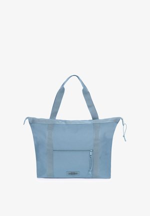 Sac cabas Eastpak bleu clair avec poignées doubles, poche avant zippée et fermeture zippée supérieure avec cordons sur fond blanc.
