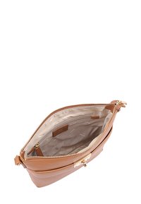 Tan leren handtas met een ritsluiting, voorzien van een gladde buitenkant en een ruime binnenkant bekleed met lichtgekleurde stof.