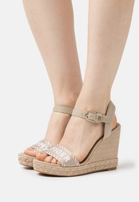 Tommy Hilfiger SEASONAL WEBBING WEDGE - Sandali con tacco - sandalwood