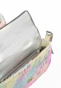 Bolso de mano multicolor con un acabado brillante, que cuenta con un interior metálico plateado y un bolsillo con cremallera. Textura suave con una superficie externa estampada.