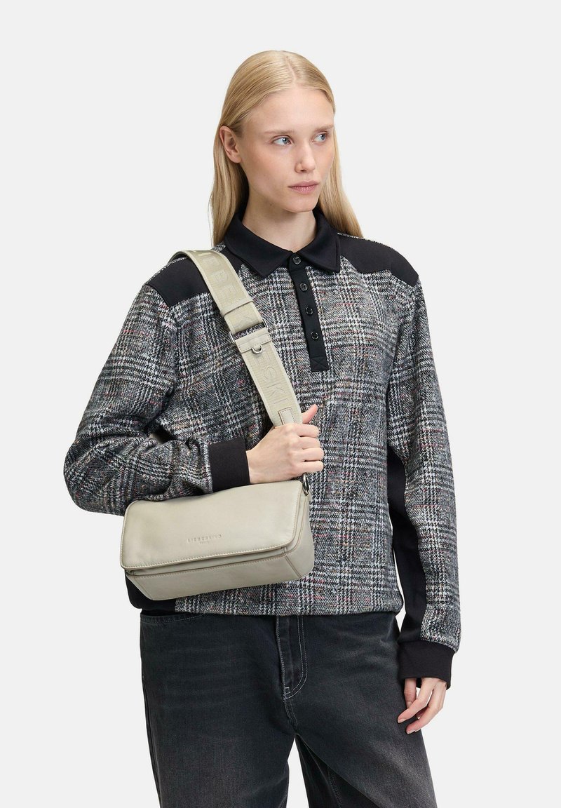 Grau kariertas Schultertasche aus Leder mit strukturierter Oberfläche, ausgestattet mit einem verstellbaren Träger und einer glatten, rechteckigen Form.