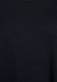Svart bomulls T-shirt med rund hals, slät textur och inga synliga mönster eller grafiska element. Enhetlig färg genomgående.