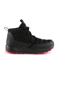 Botas de senderismo negras con una textura acolchada, que cuentan con un diseño de tobillo alto, cordones negros y una suela de goma roja contrastante.