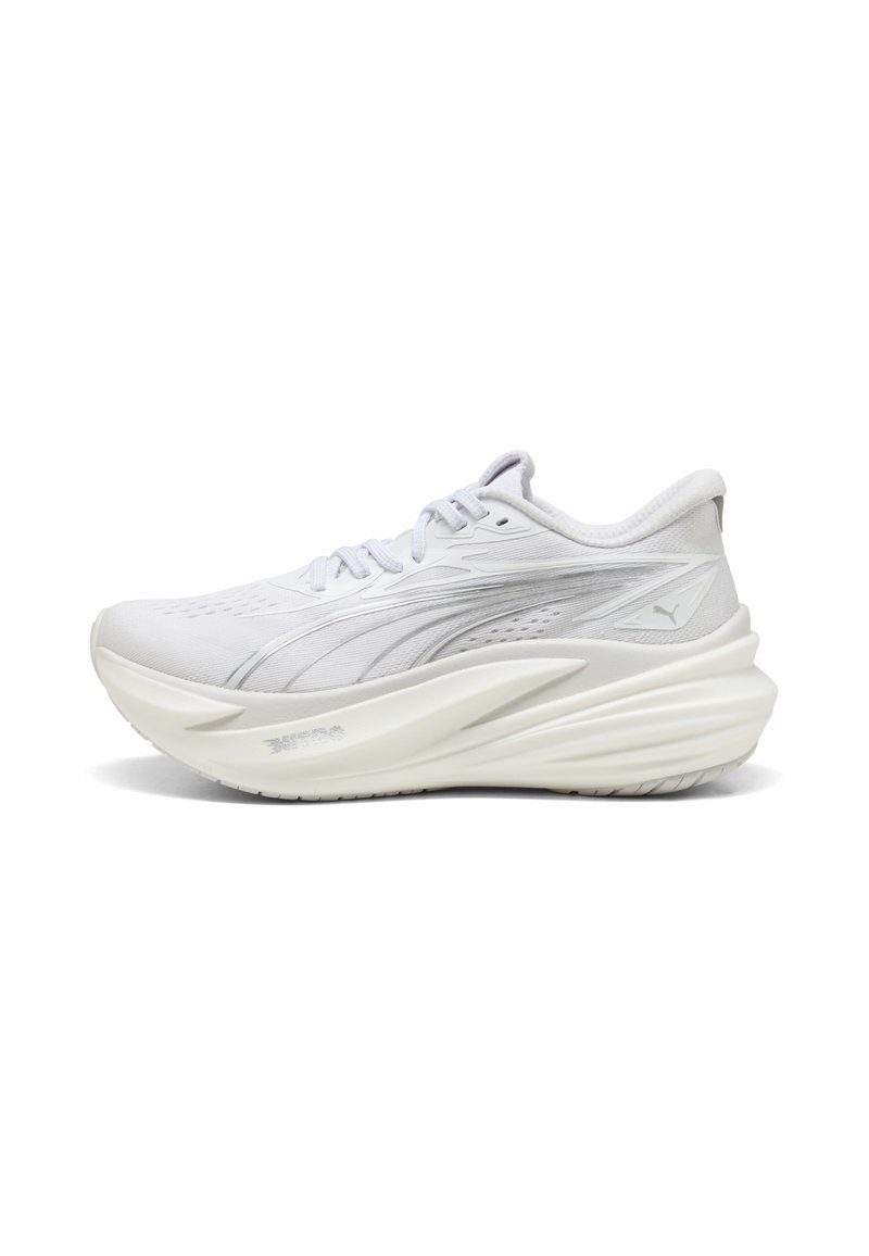 Chaussure de course athlétique blanche avec semelle épaisse amortissante et logo Puma argenté sur le côté vue de l'extérieur.