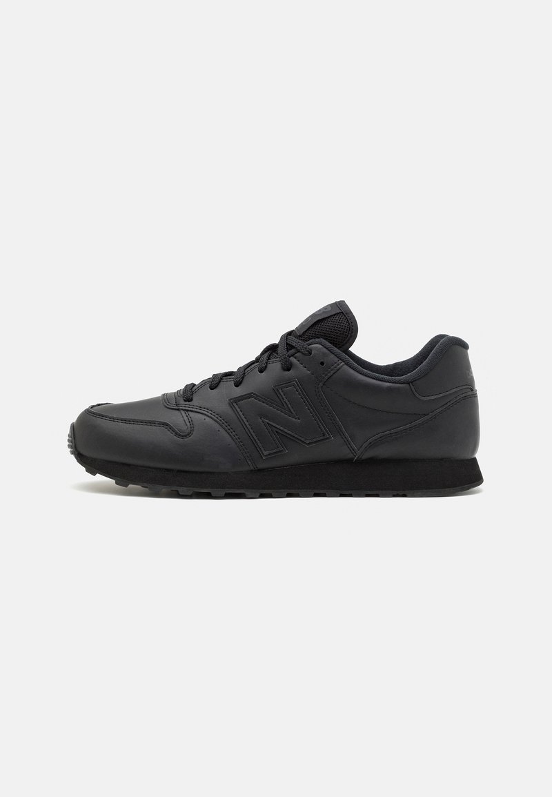 Chaussure de sport en cuir noir avec lacets à l'avant, col rembourré et semelle texturée, dotée d’un grand logo "N" sur le côté.
